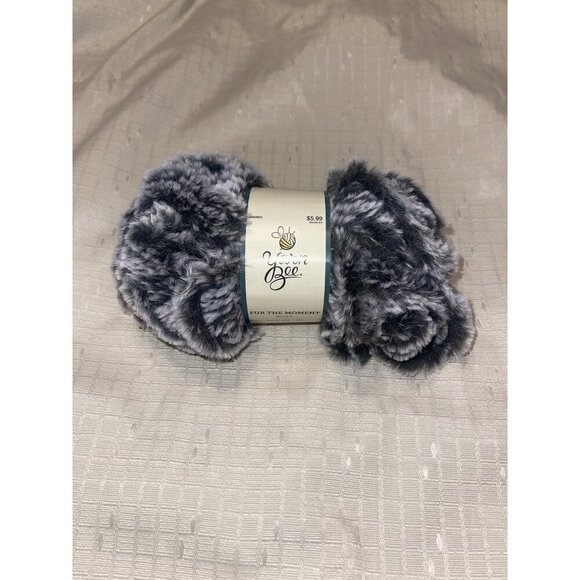 1 Skein Yarn Bee Fur The Moment 100% Polyester Super Bulky Wt Yarn - Wolf/15 - Picture 1 of 2
